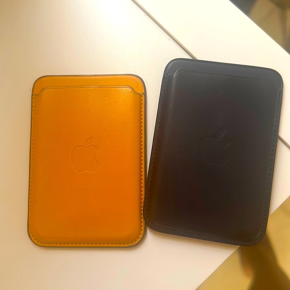 Iphone leather wallet magsafe in almost brand new conditions